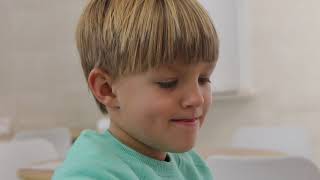 Коли дитині дарують увагу й тепло — у відповідь з’являється усмішка, що зігріває серце.